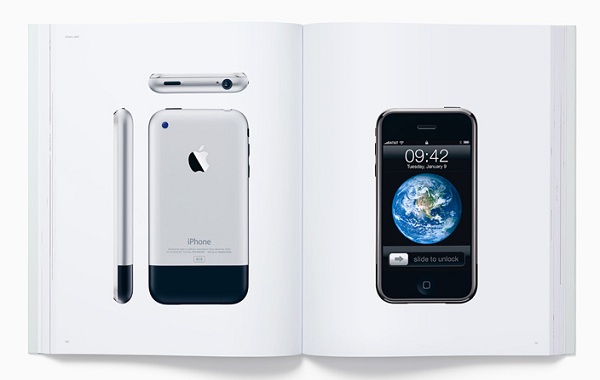 V knihe Designed by Apple in California sa nachádza 450 fotografií