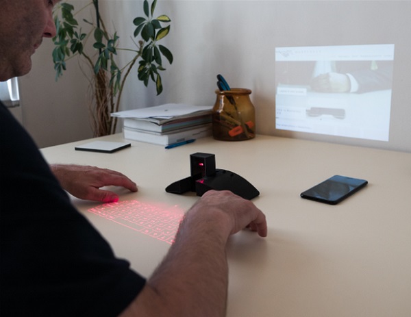 Zariadenie Masterkey 4.0 sa bezdrôtovo pripája k telefónu a dokáže na stôl premietnuť klávesnicu, zatiaľ čo na blízku stenu premietne obrazovku.