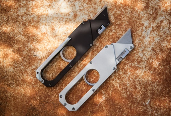 Vysúvací nôž Maker Knife v striebornom a čiernom farebnom prevedení je vyrobený z antikoróznej nehrdzavejúcej ocele a hliníka.