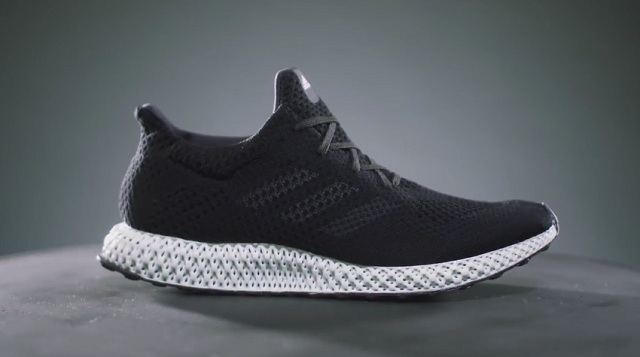 Spoločnosť Adidas sa chystá na masovú produkciu športových topánok Futurecraft 4D, ktorých spodná časť s podrážkou je vyrobená špeciálnou technológiou 3D tlače