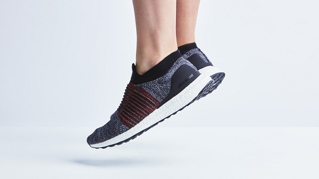 Bežecké topánky Adidas UltraBoost Laceless sú vyrobené z tkaných materiálov Primeknit.