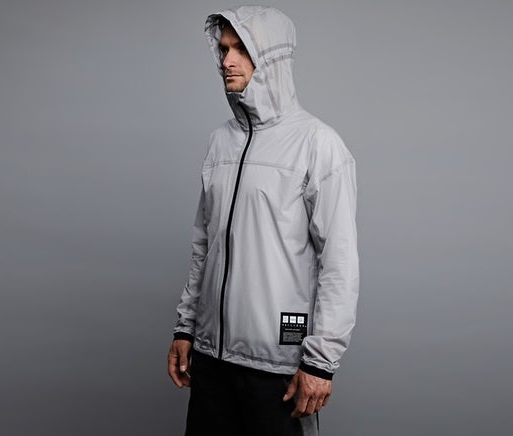 Bežecká bunda Solar Charged Jacket má počas dňa neutrálnu sivú farbu.