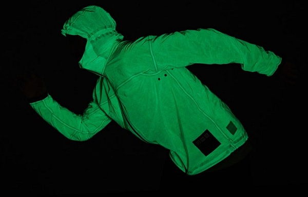 Bežecká bunda Solar Charged Jacket obsahuje veľmi tenkú vrstvu fosforeskujúcej zmesi, ktorá absorbuje svetlo a znova ho vyžaruje ako zelenú žiaru v tmavom prostredí. 