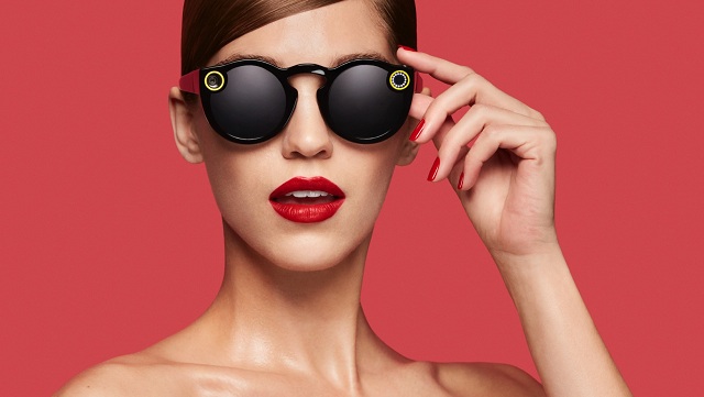 Okuliare Spectacles slúžia pre vytvorenie videa z pohľadu vašich očí, ktoré sa automaticku nahrá do aplikácie Snapchat