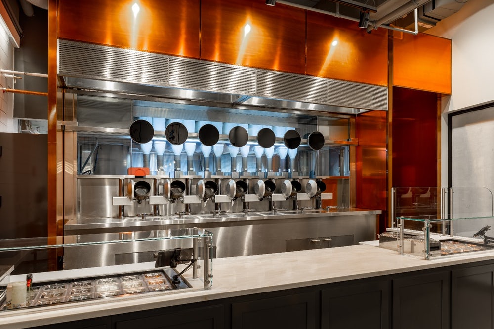 Spoločnosť Spyce otvorila v americkom Bostone reštauráciu s rýchlym občerstvením za prijateľné ceny, práve vďaka tomu, že má plne robotickú kuchyňu.