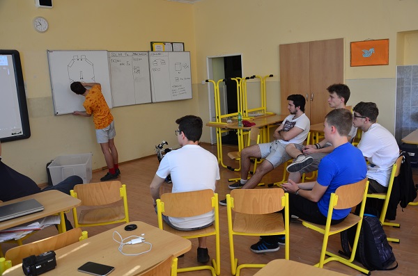 Študenti z tímu FIRST Global Slovakia na prvom stretnutí v Žiari nad Hronom.