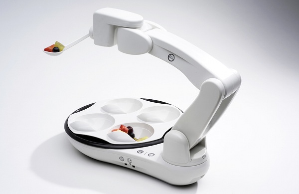 Presná motorika robotického ramena Obi zabezpečí bezpečné vloženie jedla do úst používateľa