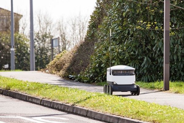 Študenti a pedagógovia na univerzite Georgea Masona vo Virgínii môžu vyskúšať budúcnosť donáškovej služby prostredníctvom autonómnych robotov.