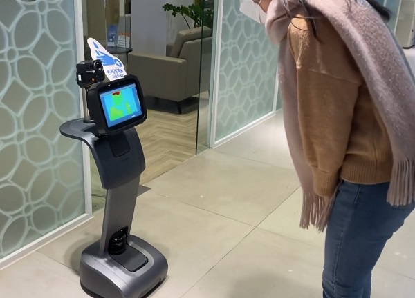 Upravený osobný robot temi ako riešenie prevencie proti koronavírusom.
