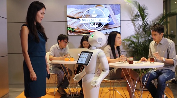 robot, Pepper, personálny robot, Pizza Hut, pizzeria, MasterCard MasterPass, MasterPass, SoftBank, QR, interakcia, objednávky, technológie, novinky, technologické novinky, inovácie, recenzie, prvé dojmy