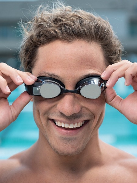 Plavecké okuliare s rozšírenou realitou Form Swim Goggles.