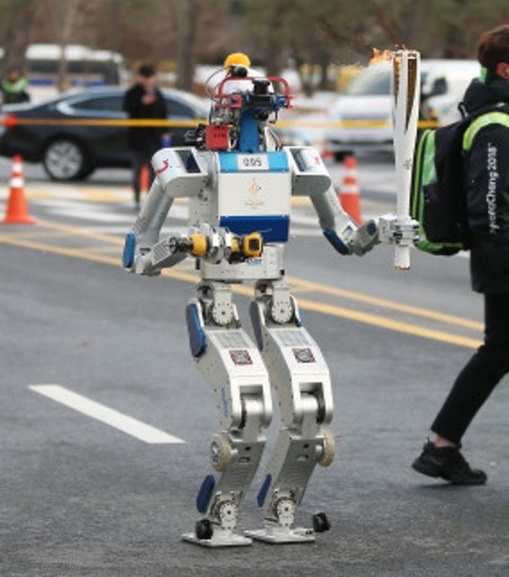 Humanoidný robot Hubo bol súčasťou štafety, ktorá niesla olympijskú pochodeň pre nadchádzajúcu zimnú olympiádu v Pjongčangu 2018.