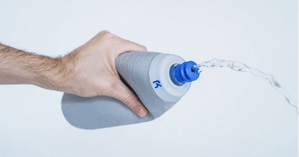 Športová fľaša na vodu Keego je vyrobená z elastického titánu.