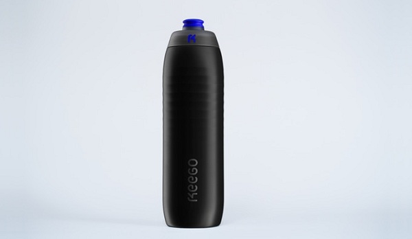 Športová fľaša na vodu Keego je vyrobená z elastického titánu.