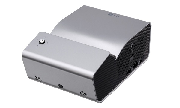 Projektor LG PH450U zo série Minibeam má veľmi krátku projekčnú vzdialenosť a je napájaný z batérie