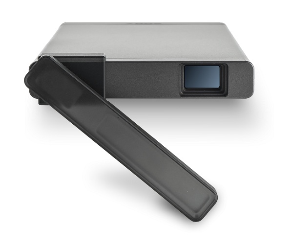 Piko projektor Sony MP-CL1A má kryt objektívu, ktorý môže slúžiť aj ako stojan