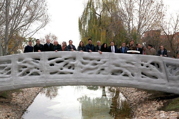 Tím návrhárov a konštruktérov 3D tlačeného mostu v Madride