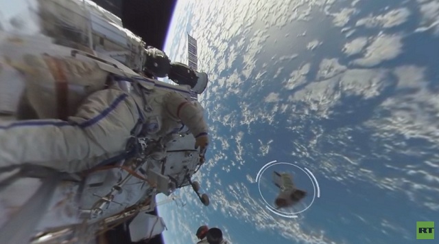 360 stupňové video vpustí diváka priamo do priestoru okolo ISS počas toho, ako ruskí astronauti vykonávajú údržbu a ručne vypúšťajú niekoľko malých satelitov na obežnú dráhu Zeme.