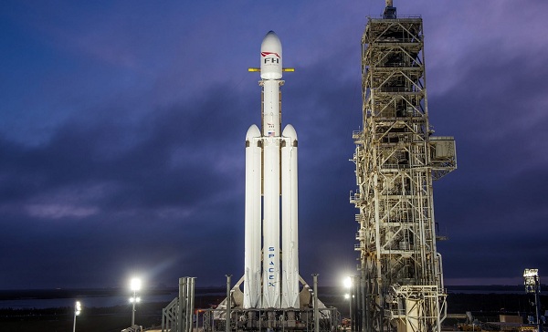 Raketa SpaceX Falcon Heavy je pripravená na svoj štart, ktorý sa uskutoční dnes o 19:30.