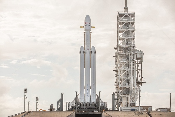 Raketa v podstate pozostáva z troch nosných rakiet Falcon 9 spojených do jedného celku. S použitím celkovo 27 motorov dokáže Falcon Heavy vygenerovať maximálny ťah rovnajúci sa výkonu 18tich lietadiel Boeing 747.