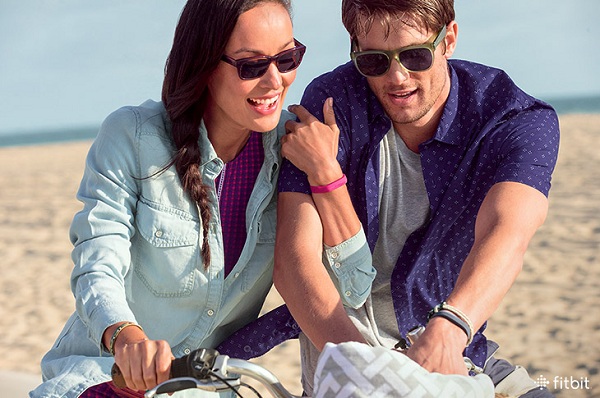 Fitness náramok Fitbit Flex 2 menší ako jeho predchodca a vydrží aj počas plávania v bazéne