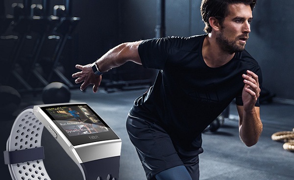 Špeciálna edícia hodiniek Fitbit Ionic: adidas edition je navrhnutá pre bežcov.