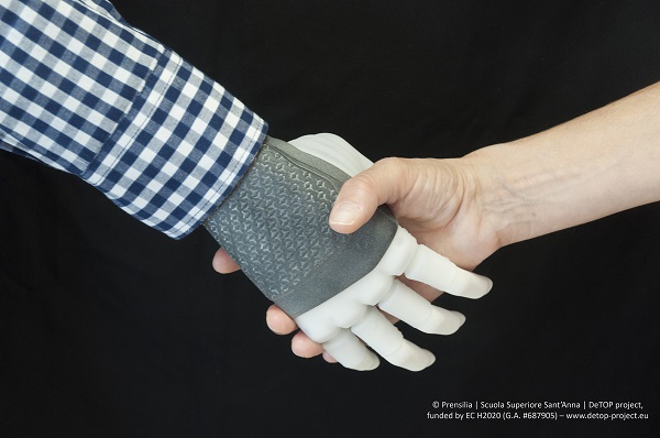 Prvá protetika ruky, ktorá je obratná a citlivá na dotyk