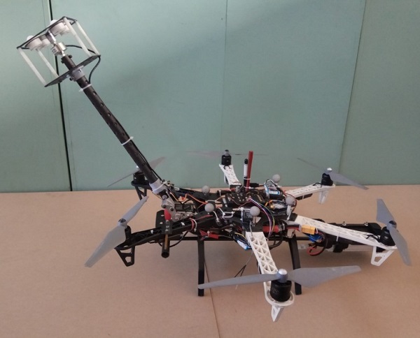 Prototyp autonómneho dronu navrhnutého pre kontrolu sklenených mrakodrapov.