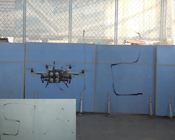Prototyp autonómneho dronu navrhnutého pre kontrolu sklenených mrakodrapov.
