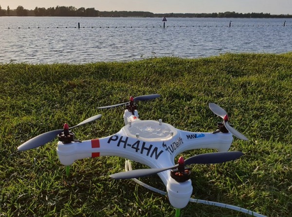 Obojživelný dron Pelican pre odber vzoriek vody.