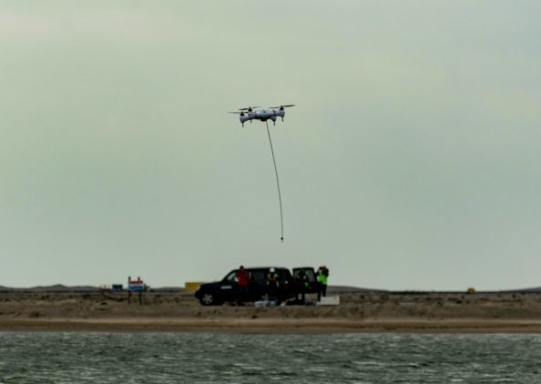 Obojživelný dron Pelican pre odber vzoriek vody.