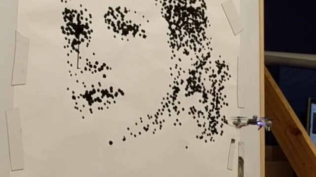 Dron pre maľbu potrétov využíva počítačový systém, ktorý koordinuje jeho pohyby prostredníctvom kamery a algoritmu