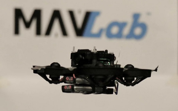 Holandskí vedci z TU Delft vyvinuli najmenší autonómny závodný dron na svete.