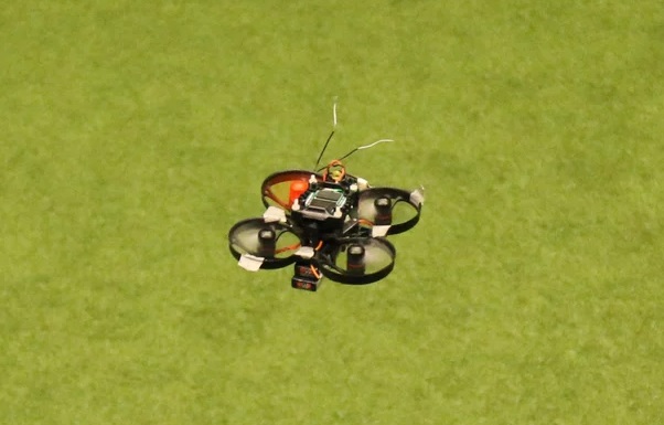 Najmenší autonómny závodný dron na svete má priemer 10 centimetrov a váži len 72 gramov.