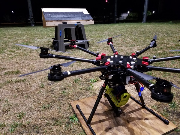 Vedci z univerzity v Michigane navrhli ďalší spôsob využitia dronu, ktorý je schopný samostatne zatĺkať asfaltové šindle na testovacej streche.
