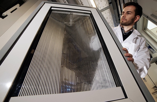 Prototyp okenného skla Large-Area Fluidic Window (LaWin), ktoré kontroluje úroveň zatmievania a odoberá teplo zo slnečných lúčov prostredníctvom magnetických nanočastíc železa ponorených v kvapaline.