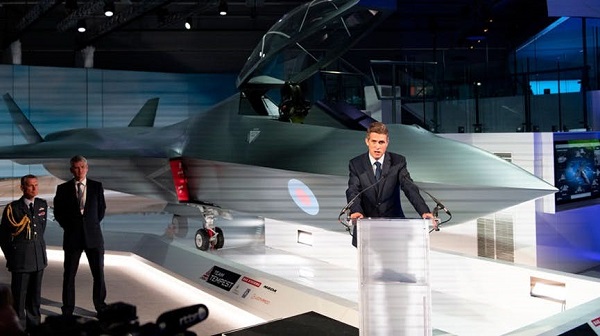 Britský minister obrany Gavin Williamson počas prvého dňa výstavy Farnborough International Airshow odhalil svetu koncept stíhacieho lietadla ďalšej generácie s označením Tempest.