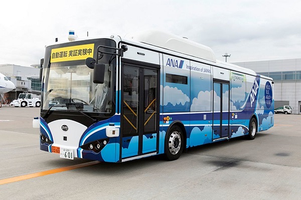 Letecká spoločnosť All Nippon Airways testuje autonómny autobus na medzinárodnom letisku Haneda v japonskom Tokiu. 