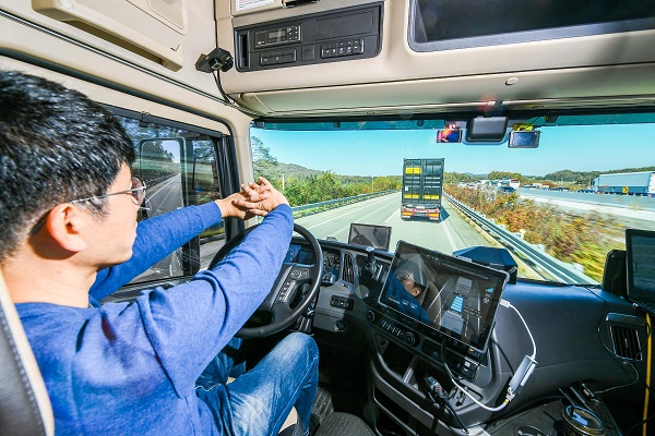 Hyundai testuje jazdu autonómnych kamiónov v konvoji.