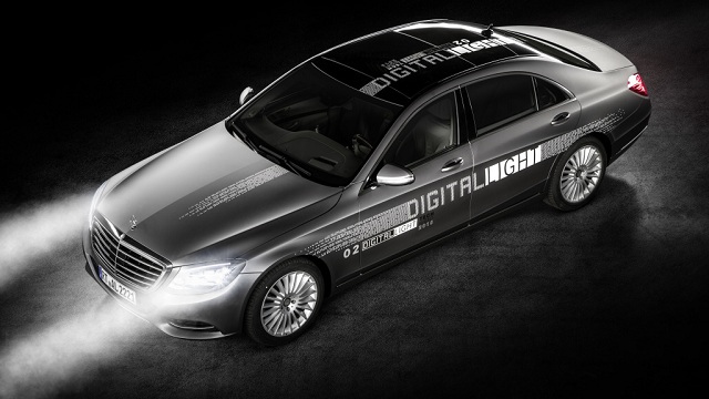 Mercedes-Benz skúša koncept svetlometov Digital Lights na viacerých testovacích vozidlách, pričom táto technológia by sa mohla na cestách objaviť 