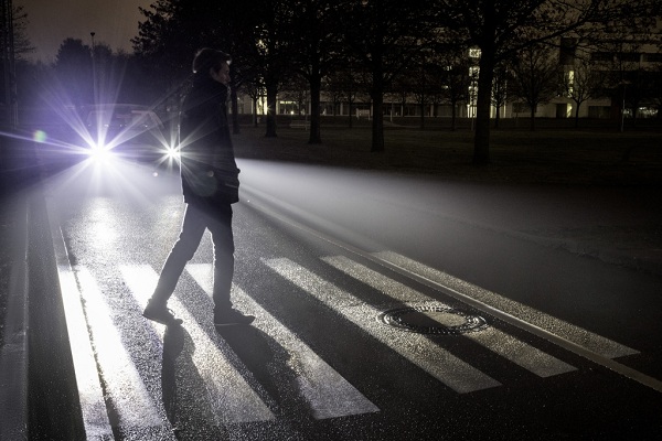 Svetlomety Digital Lights dokážu premietnuť provizórny priechod pre chodcov, ak zaznamenajú chodca, ktorý sa snaží prejsť cez cestu