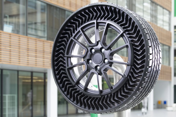Prototyp pneumatík bez vzduchu Michelin Uptis.