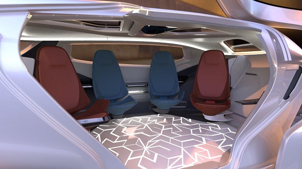 Autonómne vozidlo NEVS InMotion umožňuje viaceré režimy rozloženia sedadiel v interiéry podľa potrieb cestujúcich.