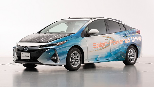 Experimentálny model automobilu Toyota Prius PHV s účinnými solárnymi panelmi.