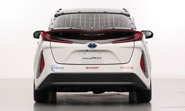 Experimentálny model automobilu Toyota Prius PHV s účinnými solárnymi panelmi.