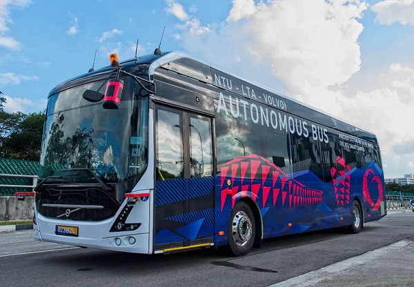 Plne autonómny elektrický autobus Volvo 7900.