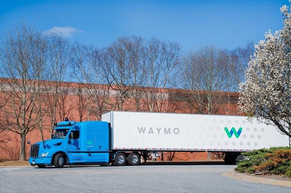 Spoločnosť Waymo začína testovať svoju technológiu pre autonómny pohon bez vodiča už aj na nákladných vozidlách.