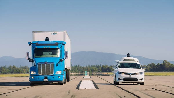 Spoločnosť Waymo začína testovať svoju technológiu pre autonómny pohon bez vodiča už aj na nákladných vozidlách.