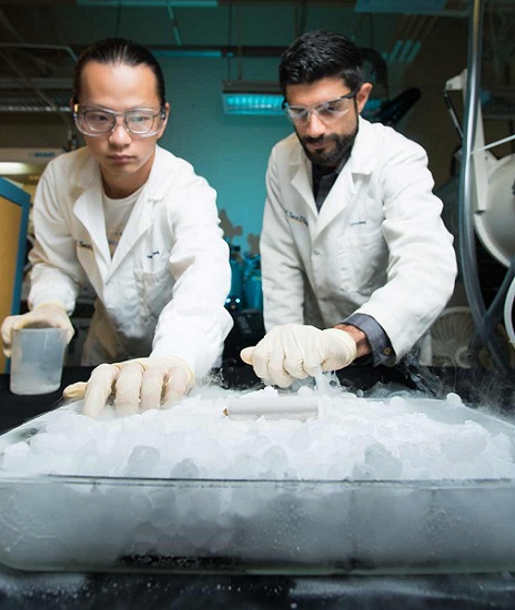 Zľava doprava: Yangyuchen Yang a Cyrus Rustomji sú súčasťou tímu z Kalifornskej univerzity v San Diegu, ktorý vyvinul mrazu odolné elektrolyty.