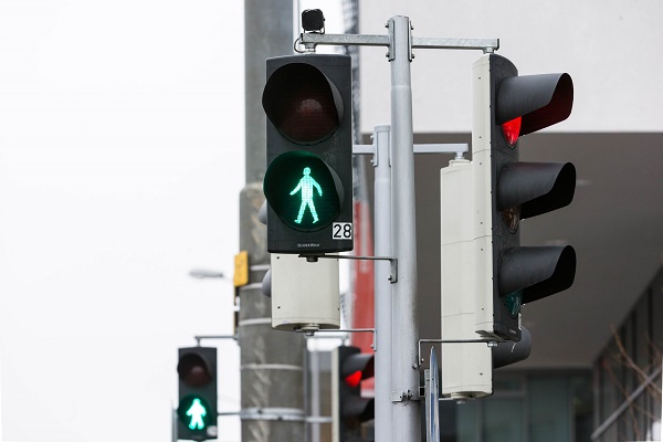 Inteligentný systém semaforov pre chodcov využíva kamery a počítačové videnie pre zistenie toho, kedy chcú ľudia prejsť cez priechod pre chodcov.